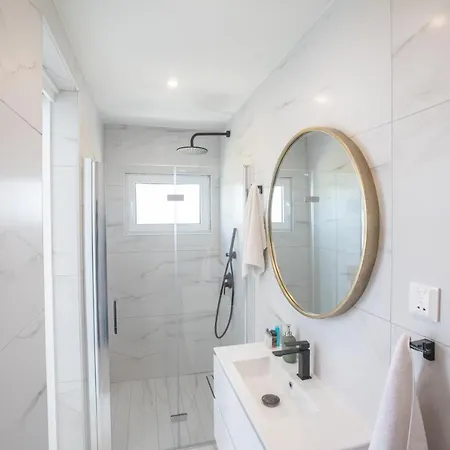 Artizan Seafront 5 فيلة *