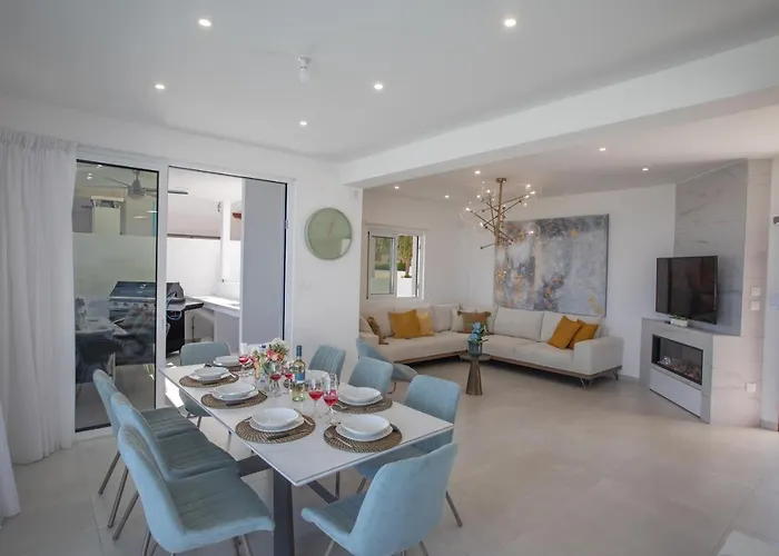 Artizan Seafront 5 ヴィラ プロタラス