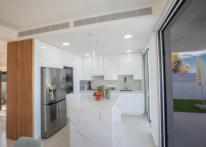 Artizan Seafront 5 ヴィラ プロタラス